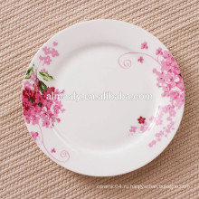 простая белая керамическая тарелка